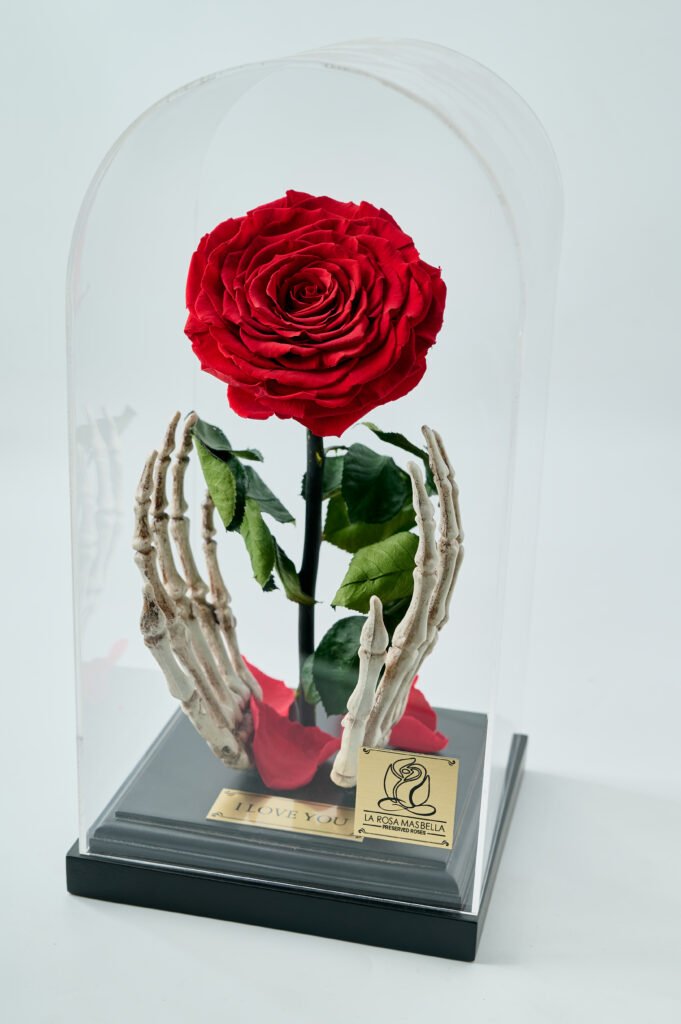 Rosa con manos de calavera
